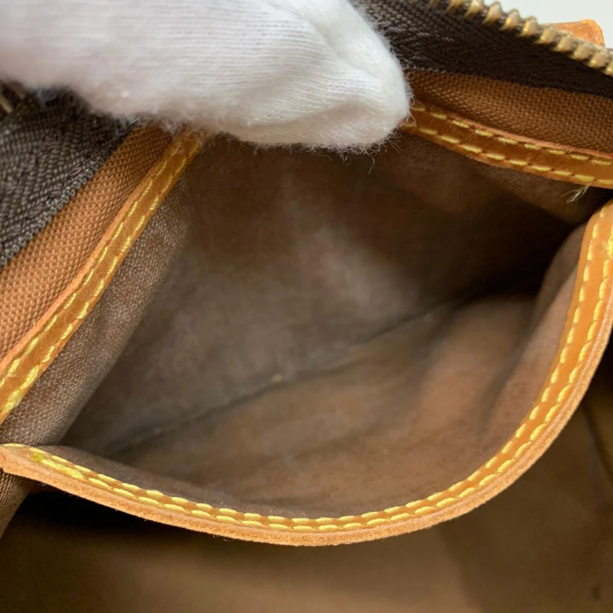 Louis Vuitton Monogram Canvas Speedy 25 Bag